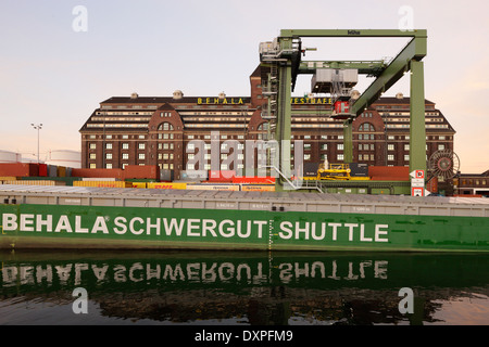 Berlino, Germania, affacciato sul BEHALA West Harbour Foto Stock