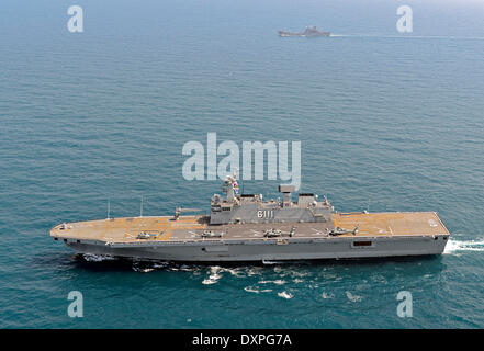 Mar Cinese Orientale. 27 Mar, 2014. Corea del sud di mezzi navali ROKS Dokdo di comandante flottiglia cinque vapori attraverso il Mar della Cina orientale con durante un esercizio 27 marzo 2014 nel Mar Cinese Orientale. Credito: Planetpix/Alamy Live News Foto Stock