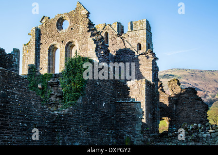 Pareti in rovina di Llanthony Priory nella graziosa valle Ewyas Monmouthshire Galles Foto Stock