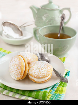 Baci di spugna con crema Foto Stock