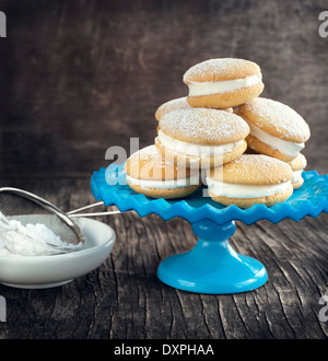 Baci di spugna con crema Foto Stock