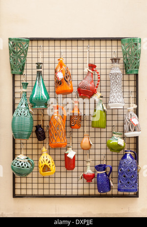 Visualizzazione delle ceramiche, in un negozio, Granada, Andalusia Spagna Europa Foto Stock