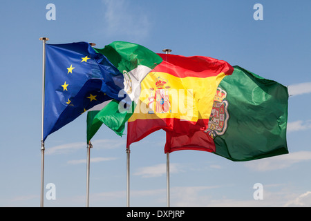 Bandiere in Spagna - le bandiere della Unione Europea ( UE ), Andalusia, Spagna e a Granada Foto Stock