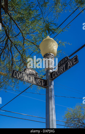 Guardando verso l'alto uno stile classico lampada posta e via segni sull'angolo del Consiglio San e corte Ave. in Tucson, Arizona. Foto Stock