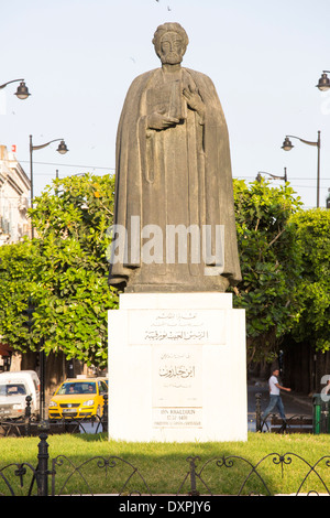 Statua del filosofo e storico Ibn Khaldun, Tunisi, Tunisia Foto Stock