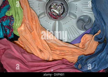 Vestiti colorati in lavatrice Foto Stock