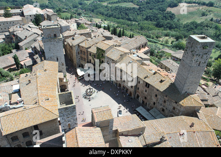 Le mura cittadina di San Gimignano Foto Stock