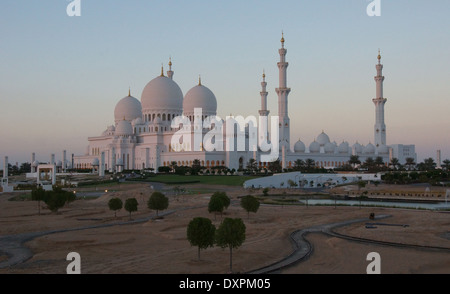 La Sheikh Zayed grande moschea in tutta la sua gloria cercando belle come il sole stava impostando su di esso Foto Stock