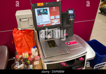 Auto acquista la macchina in Sainsbury's supermercato, England, Regno Unito Foto Stock