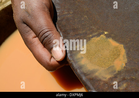 TANZANIA Geita, artigianale miniere d'oro in Mgusu, dove circa 4000 persone miniera, schiacciare e lavare in condizioni pericolose Foto Stock