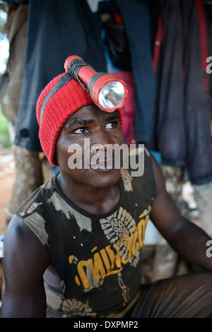 TANZANIA Geita, artigianale miniere d'oro in Mgusu, dove circa 4000 persone miniera, schiacciare e lavare in condizioni pericolose Foto Stock