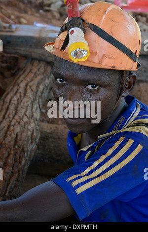 TANZANIA Geita, artigianale miniere d'oro in Mgusu, dove circa 4000 persone miniera, schiacciare e lavare in condizioni pericolose Foto Stock