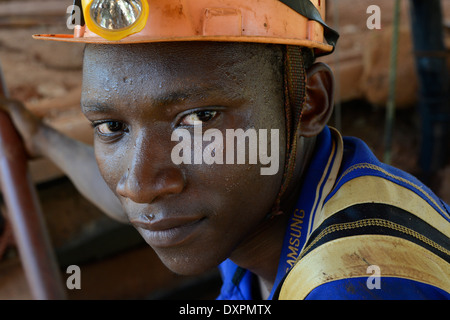 TANZANIA Geita, artigianale miniere d'oro in Mgusu, dove circa 4000 persone miniera, schiacciare e lavare in condizioni pericolose Foto Stock