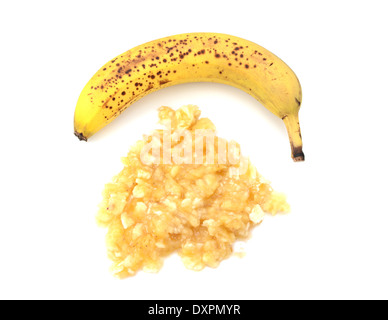 Macchie mature tutta la banana con purea di frutta, isolato su uno sfondo bianco Foto Stock