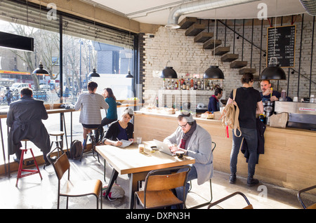 Shoreditch macinare il caffè sulla vecchia strada rotonda, London, England, Regno Unito Foto Stock