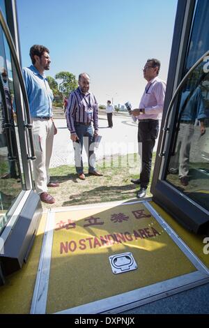 Rio de Janeiro. 28 Mar, 2014. Visitatori esaminare mostravano un bus elettrico prodotto da cinese BYD a Rio de Janeiro, 28 marzo 2014. Un mese di esposizione per BYD del bus elettrico è stato inaugurato qui il venerdì. © Xu Zijian/Xinhua/Alamy Live News Foto Stock