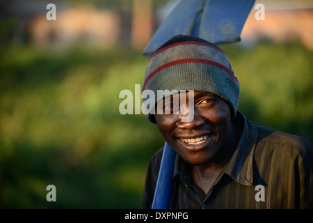 TANZANIA Geita, artigianale miniere d'oro in Mgusu, dove circa 4000 persone miniera, schiacciare e lavare in condizioni pericolose Foto Stock