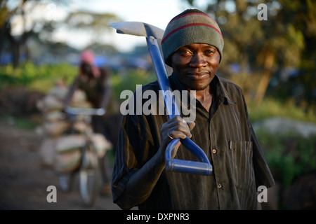 TANZANIA Geita, artigianale miniere d'oro in Mgusu, dove circa 4000 persone miniera, schiacciare e lavare in condizioni pericolose Foto Stock