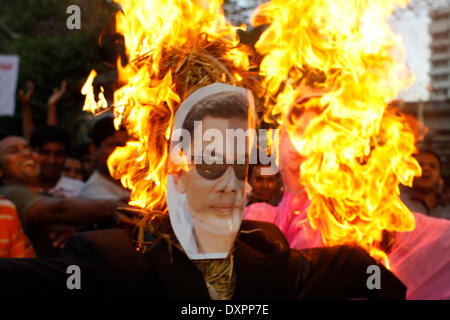 Dacca in Bangladesh - 28 Marzo 2014: Bangladesh Awami League terrà una manifestazione di protesta e impostare il fuoco Khaleda Zia & Tareq Zia l'effigie di fronte al Bangladesh press club a Dhaka per dire 'Ziaur Rahman è l'annunciatrice di indipendenza del Bangladesh e il suo primo presidente". Lei ha anche detto, "Mi sento orgoglioso di presentarmi come la moglie del annunciatrice di indipendenza". Ella ha fatto questa domanda mentre affrontare una discussione incontro organizzato da Jatiyatabadi Muktijoddha Dal nella città. (Foto di Zakir Hossain Chowdhury/Pacific Stampa) Foto Stock