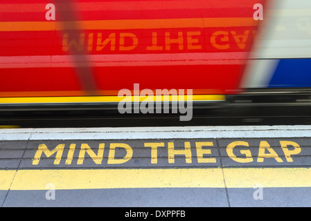 Mente il divario attenzione alla stazione della metropolitana di Londra, Inghilterra, Regno Unito Foto Stock