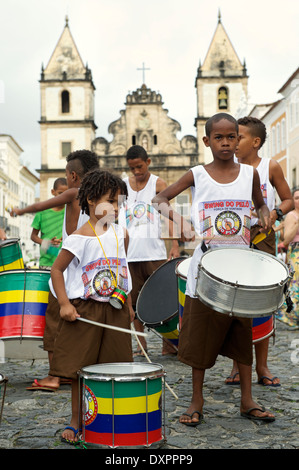 SALVADOR, Brasile - 15 ottobre 2013: Brasiliano bambini stand drumming in un gruppo nel centro storico di Pelourinho. Foto Stock