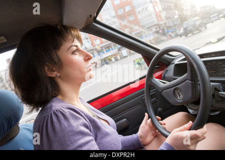 Giovane donna alla guida di auto, Madrid, Spagna Foto Stock
