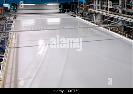 La produzione di carta in cartiera fabbrica per la produzione di carta di pasta di legno, New York STATI UNITI D'AMERICA Foto Stock