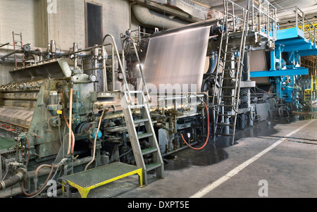 Vista ravvicinata della macchina in cartiera fabbrica per la produzione di carta di pasta di legno, New York STATI UNITI D'AMERICA Foto Stock