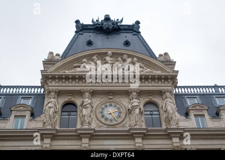 Ornati in facciata di edificio a Parigi, Francia Foto Stock