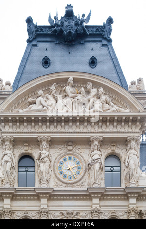 Facciata ornata di costruire a Parigi, Francia Foto Stock