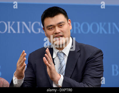 Washington, DC, Brookings Institution a Washington. 28 Mar, 2014. Ex di pallacanestro Yao Ming parla durante un evento la marcatura 35 anni di China-United membri relazioni sulla diplomazia, cultura e soft power alla Brookings Institution a Washington DC, Marzo 28, 2014. Credito: Yin Bogu/Xinhua/Alamy Live News Foto Stock
