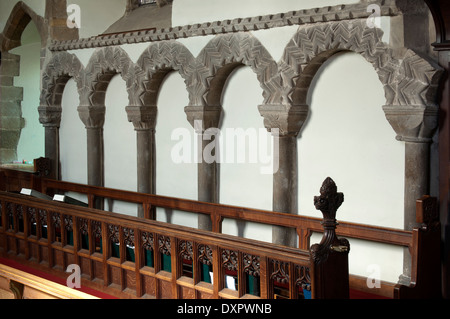 Norman arcading nel coro della chiesa di Tutti i Santi, Earls Barton, Northamptonshire, England, Regno Unito Foto Stock