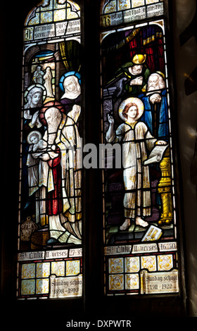 Vetro colorato nella Chiesa di Tutti i Santi, Earls Barton, Northamptonshire, England, Regno Unito Foto Stock