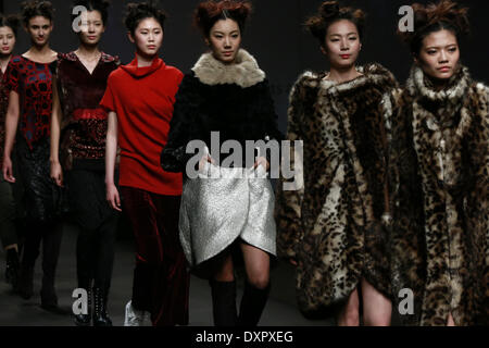 Pechino, Cina. 29 Mar, 2014. Modelli di creazioni presenti durante il sud coreano Fashion Designer raccolta congiunta del 2014 Cina Fashion Week, a Pechino, capitale della Cina, 29 marzo 2014. Credito: Li Mingfang/Xinhua/Alamy Live News Foto Stock