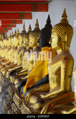 Golden Statue di Buddha, il fuoco selettivo sul nera. Foto Stock