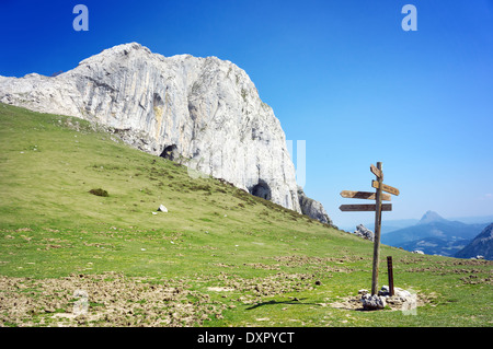 Cartello in montagna con cielo blu Foto Stock