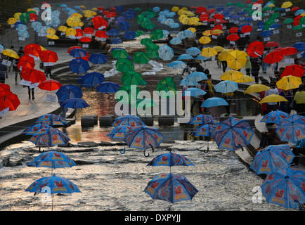 Seoul, Corea del Sud. Il 28 marzo 2014. Gli ombrelloni sono visti al flusso Cheonggye, Seoul, Corea del Sud, il venerdì 28 marzo, 2014. Il ombrelloni colorati sono stati installati per promuovere il Marzo 29 Earth Hour campagna. Credito: Jaewon Lee/Alamy Live News Foto Stock