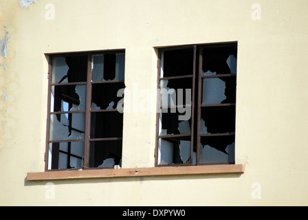Vetri rotti su Windows all'edificio abbandonato Foto Stock