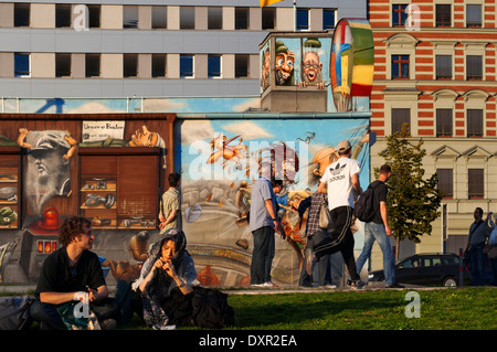 Germania Berlino. Un pomeriggio rilassante sul prato della East side gallery lungo la Sprea. La East Side Gallery è un Ospiti int Foto Stock