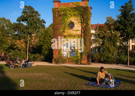 Quartiere Prenzlauerberg, giardino intorno alla ex Wasserturm, 1873 mattone water tower convertito in un appartamento. Wasserturm. Wate Foto Stock