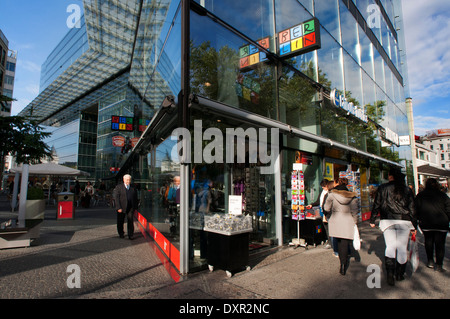 Negozi dietro le facciate in vetro, Neues Kranzler Eck, Berlin-Charlottenburg, Berlino, Germania, Europa. Neues Kranzler EckNeues Kranzle Foto Stock