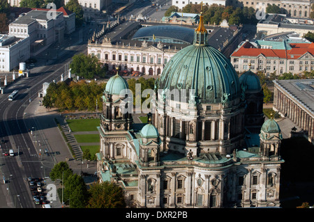 Cattedrale di Berlino, antenna paesaggio visto dalla torre della televisione di Berlino. Il Berliner Dom (cattedrale di Berlino), completato nel 1905, è Foto Stock