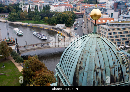 Il fiume Sprea, dalla cima della Cattedrale di Berlino o Berliner Dom, una chiesa evangelica costruito nel 1905 dal re Federico Guglielmo IV. Foto Stock