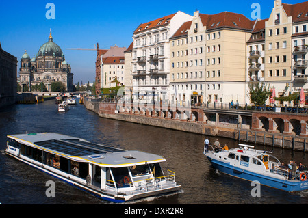 Una barca turistica sul fiume Sprea a fianco il Nikolaiviertel o San Nicola Trimestre in una giornata di sole. Nicholas quarto con la Foto Stock