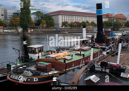 Vecchio porto da Inselbruecke, Berlino, Germania. Le sponde del fiume Sprea a Friedrichshain e il Porto orientale offrono una delle l Foto Stock