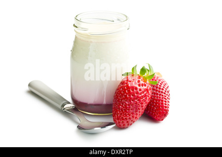 Il yogurt in vaso con le fragole su sfondo bianco Foto Stock