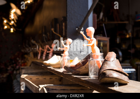 Pressione di stallo di antiquariato a Clignancourt pulce Mercato - Marché aux Puces Saint-Ouen, Clignancourt, Parigi, Francia Foto Stock