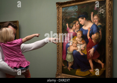 Un padre e figlia guardare affreschi della Casa Bartholdy iat la Alte Nationalgalerie di Berlino Germania. I bambini di viaggio Foto Stock