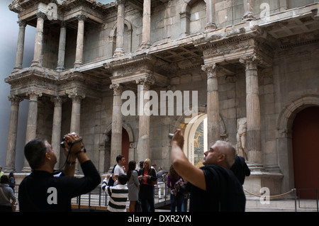 Berlino, Germania. Interno del Pergamon Museum mostra Gate di Mileto. Recentemente restaurata Porta del mercato di Mileto al Pergamon Muse Foto Stock