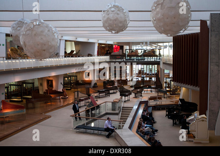 Cembalos in esposizione al Museo Musikinstrumenten o il Museo degli Strumenti Musicali nel quartiere Mitte di Berlino, Germanydly già affollato Foto Stock